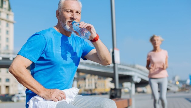 Wasser zu trinken ist für Senioren wichtig, aber es sollte nicht zu viel sein! (Bild: stock.adobe.com, Krone KREATIV)