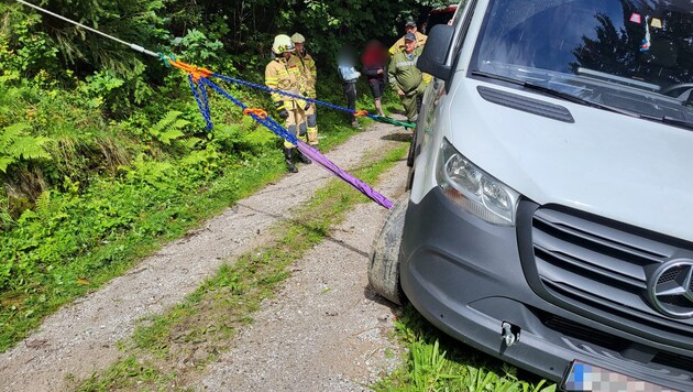 Das Fahrzeug drohte umzukippen. Von der Feuerwehr wurde es dementsprechend gesichert. (Bild: zoom.tirol)