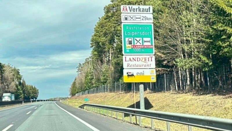 Rund um die A2-Raststation Loipersdorf wurde die Gegend abgesucht. (Bild: Christian schulter)