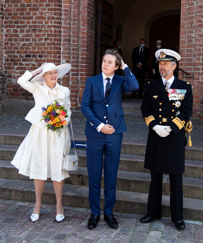 Königin Margrethe, Kronprinz Frederik und Prinz Christian von Dänemark stehen in der ...