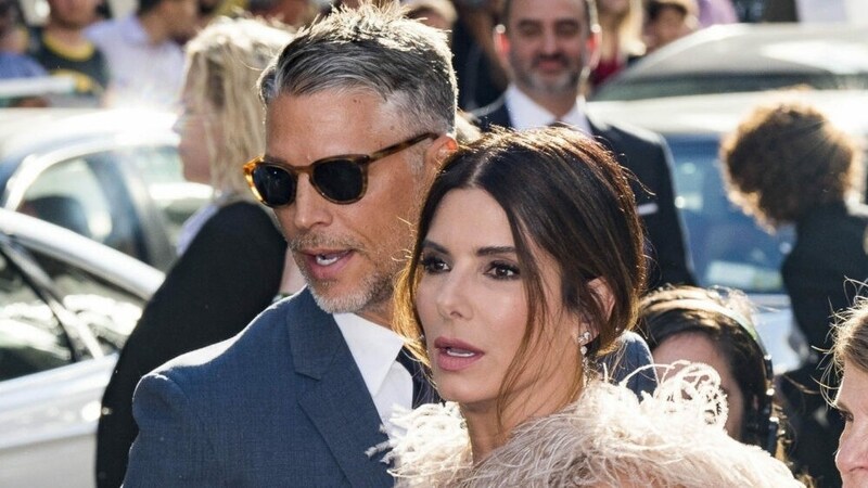 Sandra Bullock und Bryan Randall 2018 bei der Premiere des Film „Ocean‘s 8“ (Bild: www.PPS.at)