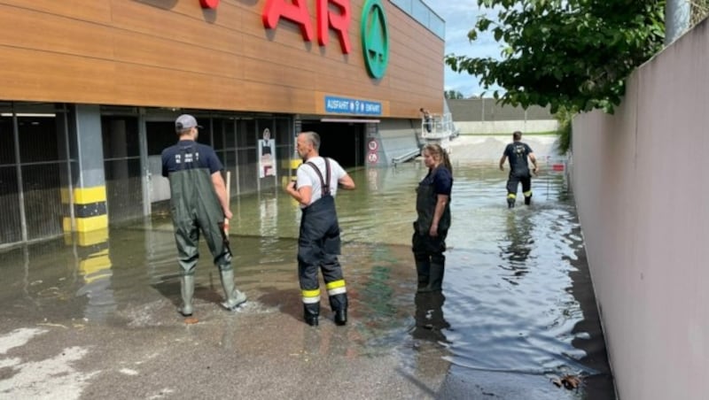 Auch beim Eurospar in Viktring steht die Tiefgarage unter Wasser (Bild: Felizian Krenn)