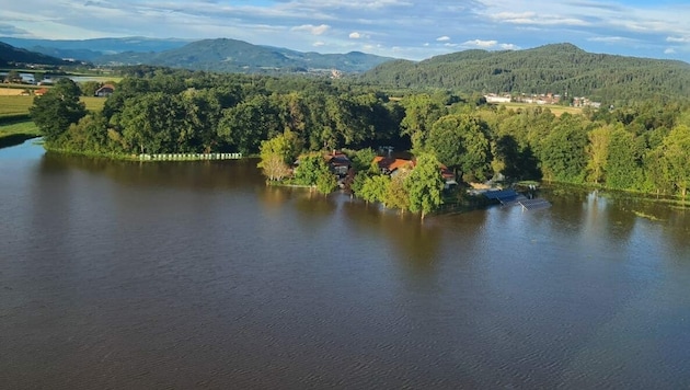 Die Siedlung in der Nähe von Emmersdorf ist völlig abgeschnitten. (Bild: Berufsfeuerwehr Klagenfurt)