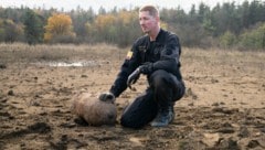 Entminungs-Spezialist Werner Tobisch mit einer Fliegerbombe aus dem Zweiten Weltkrieg kurz vor der Sprengung. (Bild: Laura Heinschink/Bundesheer)