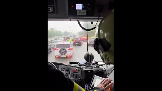 Ein Screenshot aus dem Video, das die versperrte Rettungsgasse zeigt (Bild: Screenshot Facebook FF Ort im Innkreis)