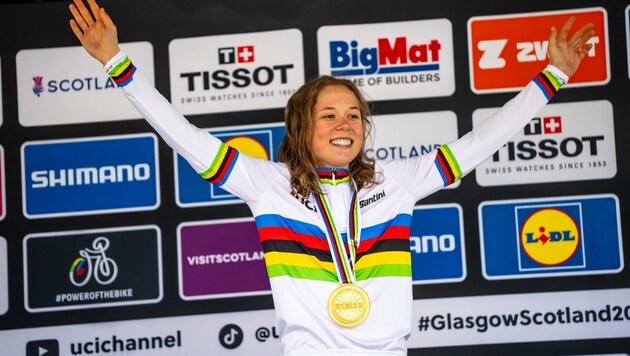 Mona Mitterwallner strahlt im Regenbogentrikot. (Bild: MAXIME SCHMID)