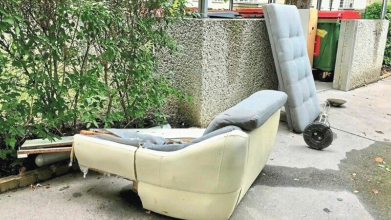 Kein seltenes Bild im Gemeindebau in der Possingergasse: Kaputte Möbel sind im Hof abgestellt. (Bild: privat)
