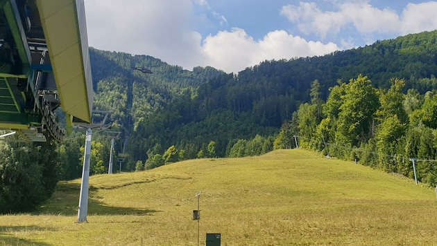 Auch auf der Petzen, wo derzeit natürlich die Hauptsaison für Wanderer und Biker ist, sorgt ein Hangrutsch für das Saisonende: Der Riss ist zwischen erster und zweiter Stütze zu sehen. (Bild: Petzen Bergbahnen)