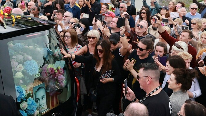 Tausende Fans weinten um ihr großes Idol.