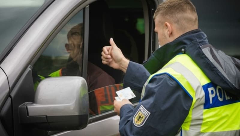 Daumen hoch! Nach einer kurzen Kontrolle darf man, wenn alles passt, seine Fahrt nach Bayern fortsetzen. (Bild: Scharinger Daniel)