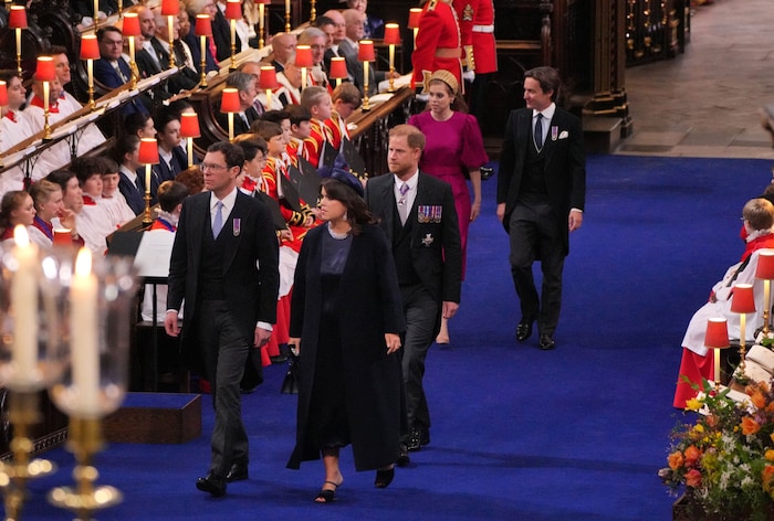 Zwischen den Cousinen spatziert Harry munter in die Westminster Abbey.