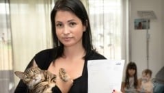 Mutter Verena Langenhagen - im Bild mit Kater „Rooney“ im Arm - macht sich große Sorgen vor der verspäteten Energiekostenabrechnung. (Bild: Doris Seebacher)