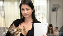 Mutter Verena Langenhagen - im Bild mit Kater „Rooney“ im Arm - macht sich große Sorgen vor der verspäteten Energiekostenabrechnung. (Bild: Doris Seebacher)