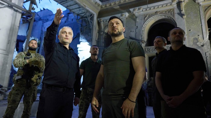 Selenskyj in einer zerstörten Kathedrale in Odessa