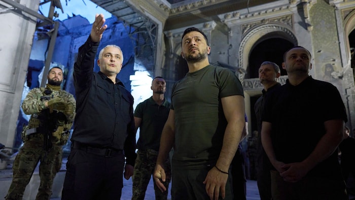 Selenskyj in einer zerstörten Kathedrale in Odessa