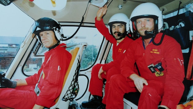Die Besatzung von Christophorus 2 in den frühen 1980ern. Die Ausstattung der damals eingesetzten Écureuil wirkt im Vergleich zu heute geradezu anachronistisch. (Bild: Archiv ÖAMTC / Repro P. Huber)