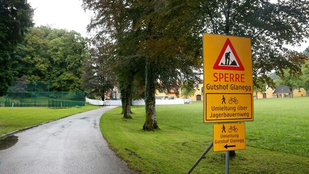 Der Fuß- und Radweg durch den Gutshof Glanegg in Grödig wurde von Besitzer Mayr-Melnhof vorige Woche gesperrt. (Bild: Tschepp Markus)