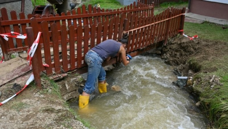 Der Wasserstand in Neuhaus geht nur langsam zurück. (Bild: Hronek Eveline)