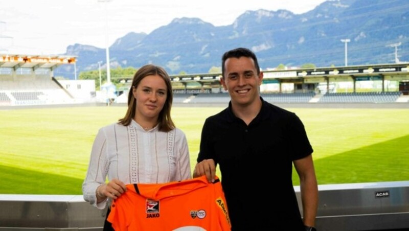 Teammanger Oli Jakob durfte Zoe Steenhuis bereits in der Cashpoint Arena begrüßen. (Bild: SPG Altach/Vorderland)