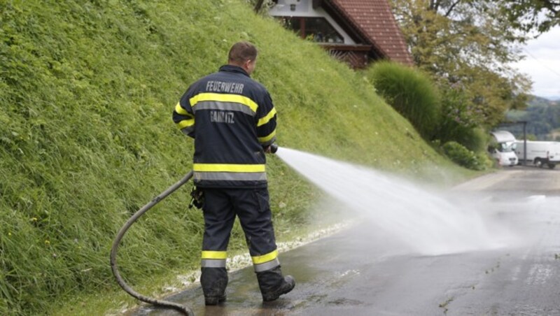 Mitarbeiterinnen und Mitarbeiter, die sich ehrenamtlich bei Blaulichtorganisationen engagieren, bekommen im Einsatzfall eine Fortzahlung ihres Gehalts (Symbolbild). (Bild: APA/ERWIN SCHERIAU)