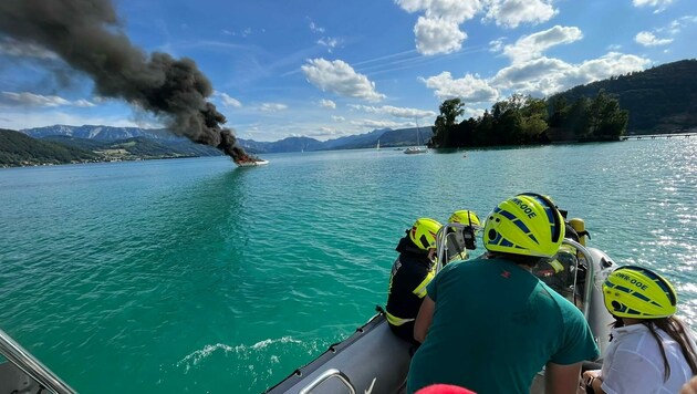 Das Segelboot brannte mitten am See. (Bild: OÖ Wasserrettung)