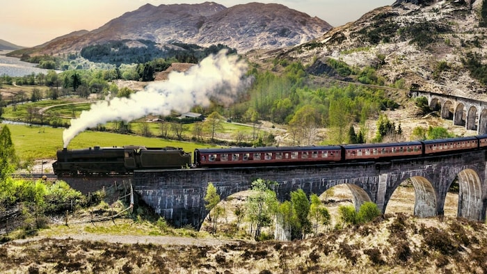 Der Zug „The Jacobite“ in Schottland