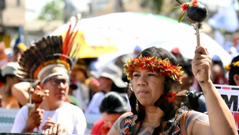 Vertreter der Indigenen gingen auf die Straße, um mehr Mitspracherecht zu fordern. (Bild: APA/AFP/Evaristo Sa)