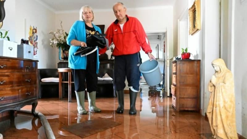 Maria und Hartwig Tarkusch in ihrem geflutetem Wohnhaus (Bild: EVELYN HRONEK)