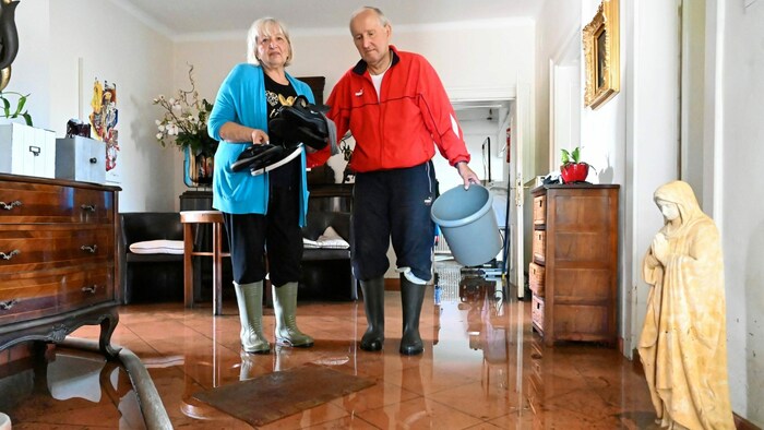 Maria und Hartwig Tarkusch in ihrem geflutetem Wohnhaus