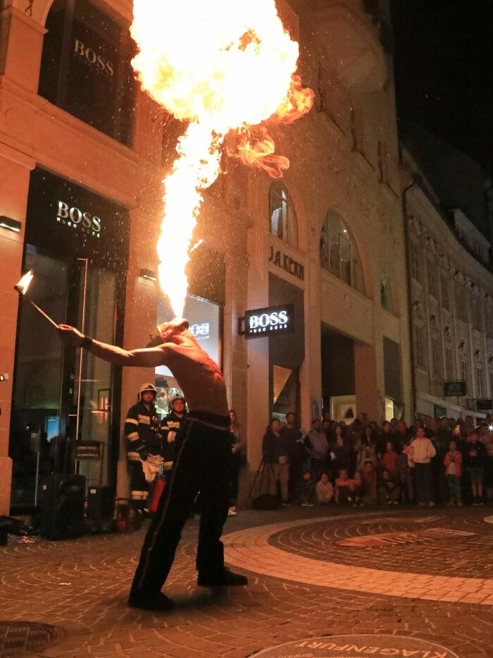 Für Staunen sorgen Kleinkünstler wie Feuerspucker, Schwertschlucker, Jongleure, Akrobaten und ...