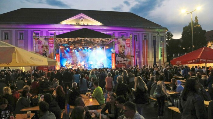 Vier Bühnen - wie die „Krone“-Bühne am Neuen Platz - werden von vielen Bands bespielt.