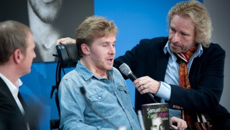 Mit Samuel Koch blieb Gottschalk in Verbindung - am Foto unterstützt er ihn 2012 bei seiner Buchvorstellung. (Bild: dapd)