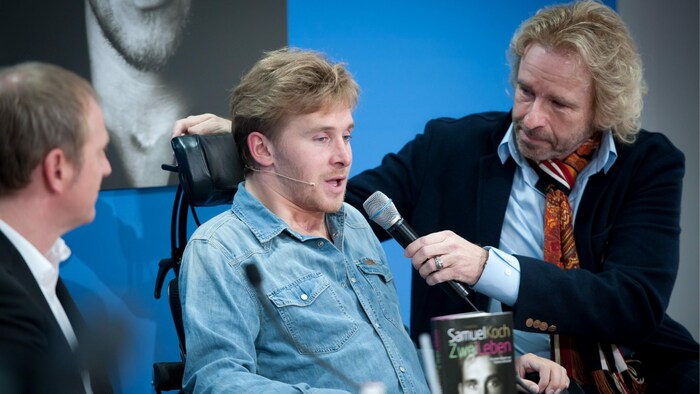 Mit Samuel Koch blieb Gottschalk in Verbindung - am Foto unterstützt er ihn 2012 bei seiner ...