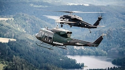 Ein Black Hawk S-70 und ein Transporthelikopter Agusta Bell hoben am Mittwoch Richtung Slowenien ab. (Bild: HBF/Daniel TRIPPOLT)