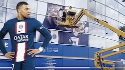 Ganz schön hart: Arbeiter entfernen das Mbappe-Poster von der Stadionfassade. (Bild: AFP, twitter.com, Krone KREATIV)