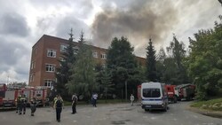 Dichter Rauch steigt nach der Explosion auf dem Fabriksgelände in Russland auf. (Bild: Administration of Sergiev Posad municipal district of Moscow region telegram channel)