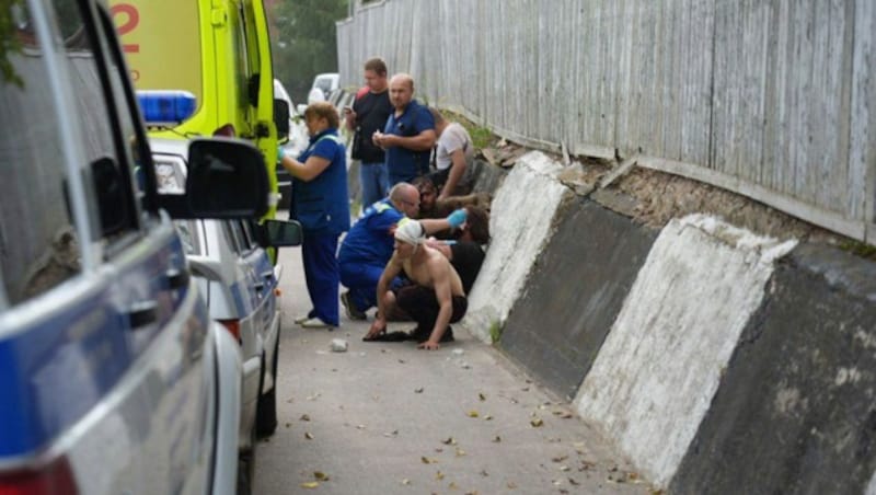 Sanitäter versorgen Verletzte nach der Explosion auf dem Fabriksgelände. (Bild: Moscow Region Governor Andrey Vorobyov telegram channel)