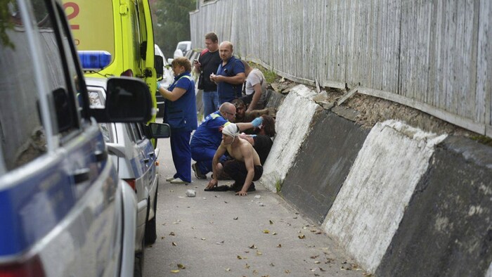 Sanitäter versorgen Verletzte nach der Explosion auf dem Fabriksgelände.