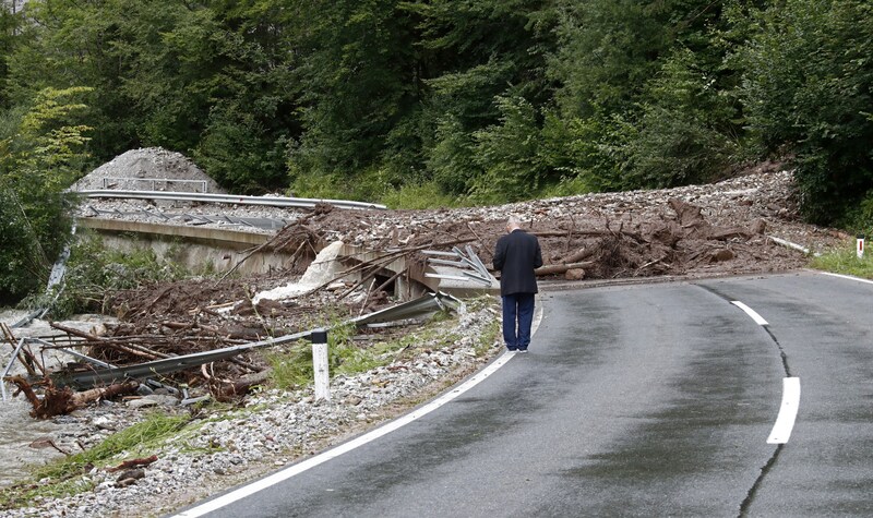 Die Unwetter haben teilweise Straßenabschnitte weggerissen. (Bild: APA/GERD EGGENBERGER)