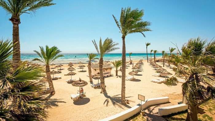 Der traumhafte Sandstrand liegt im Familienklub Robinson Djerba Bahiya nur wenige Schritte vom ...