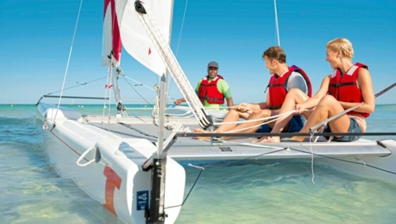 Segeln mit dem Katamaran wird im Club Robinson Djerba Bahiya angeboten, der eine breite Palette an Sportmöglichkeiten bietet. (Bild: Robinson)