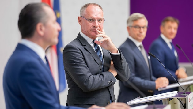 Gerald Tatzgern (Bundeskriminalamt), Innenminister Gerhard Karner (ÖVP), Finanzminister Magnus Brunner (ÖVP) und Wilfried Lehner (Finanzpolizei) (Bild: APA/GEORG HOCHMUTH)