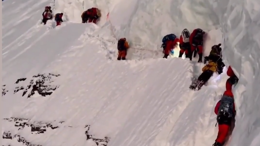 Am K2, dem zweitgrößten Berg der Welt, kam es zu menschenverachtenden Szenen (Bild: Twitter)