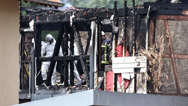 Das Feuer in der Ferienunterkunft war am Mittwoch gegen 6.30 Uhr ausgebrochen. (Bild: Sebastien BOZON / AFP)