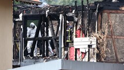 Das Feuer in der Ferienunterkunft war am Mittwoch gegen 6.30 Uhr ausgebrochen. (Bild: Sebastien BOZON / AFP)