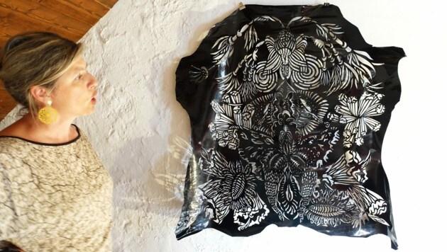 Üppige Lebensbäume schneidet Ina Loitzl im Atelier Maltator in gelacktes Leder. (Bild: Tina Perisutti)