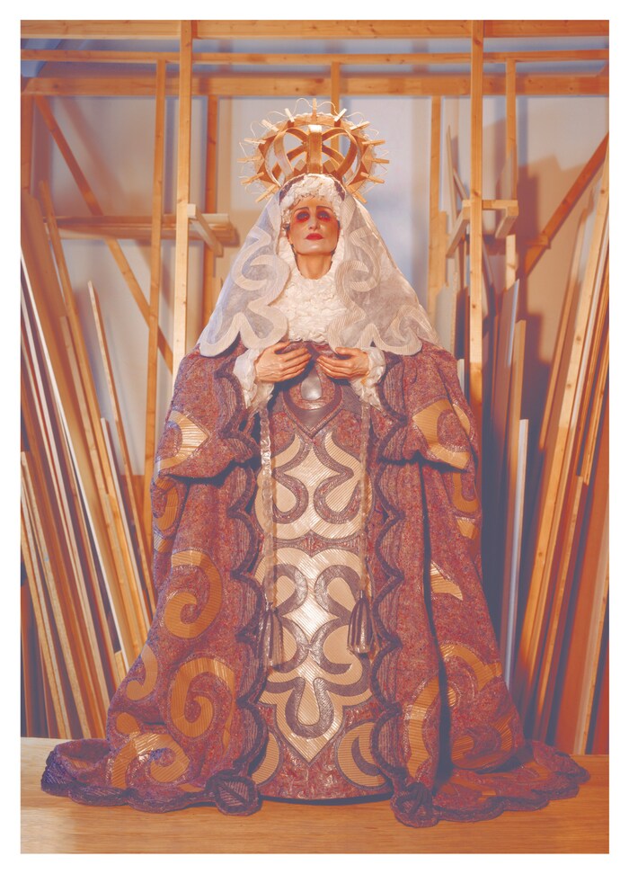 Irene Andessner stellt sich mit Verpackungsmaterial als Madonna del Arte dar.
