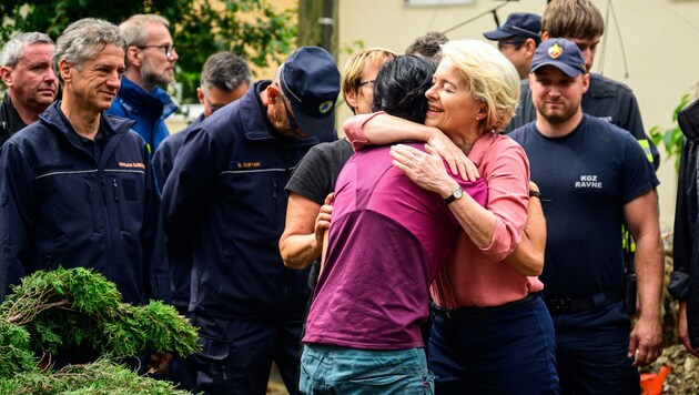 Von der Leyen im Katastrophengebiet (Bild: AFP)