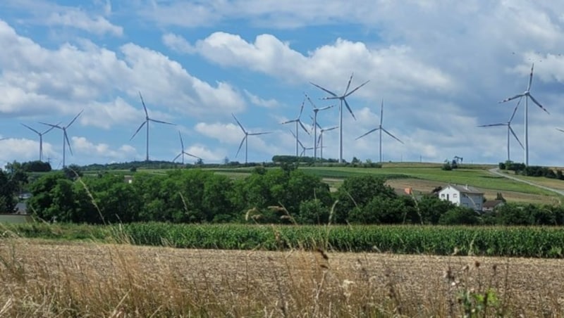 Windräder, wohin das Auge reicht: Vor allem seit Ausbruch der Energiekrise wird wieder verstärkt gebaut, es werden wieder neue Zonen genehmigt. (Bild: Andi Leisser)