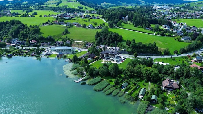 Ohne Privatstrand geht’s nicht: 35 Minuten Fahrzeit nach Salzburg nehmen die Gäste dafür in ...